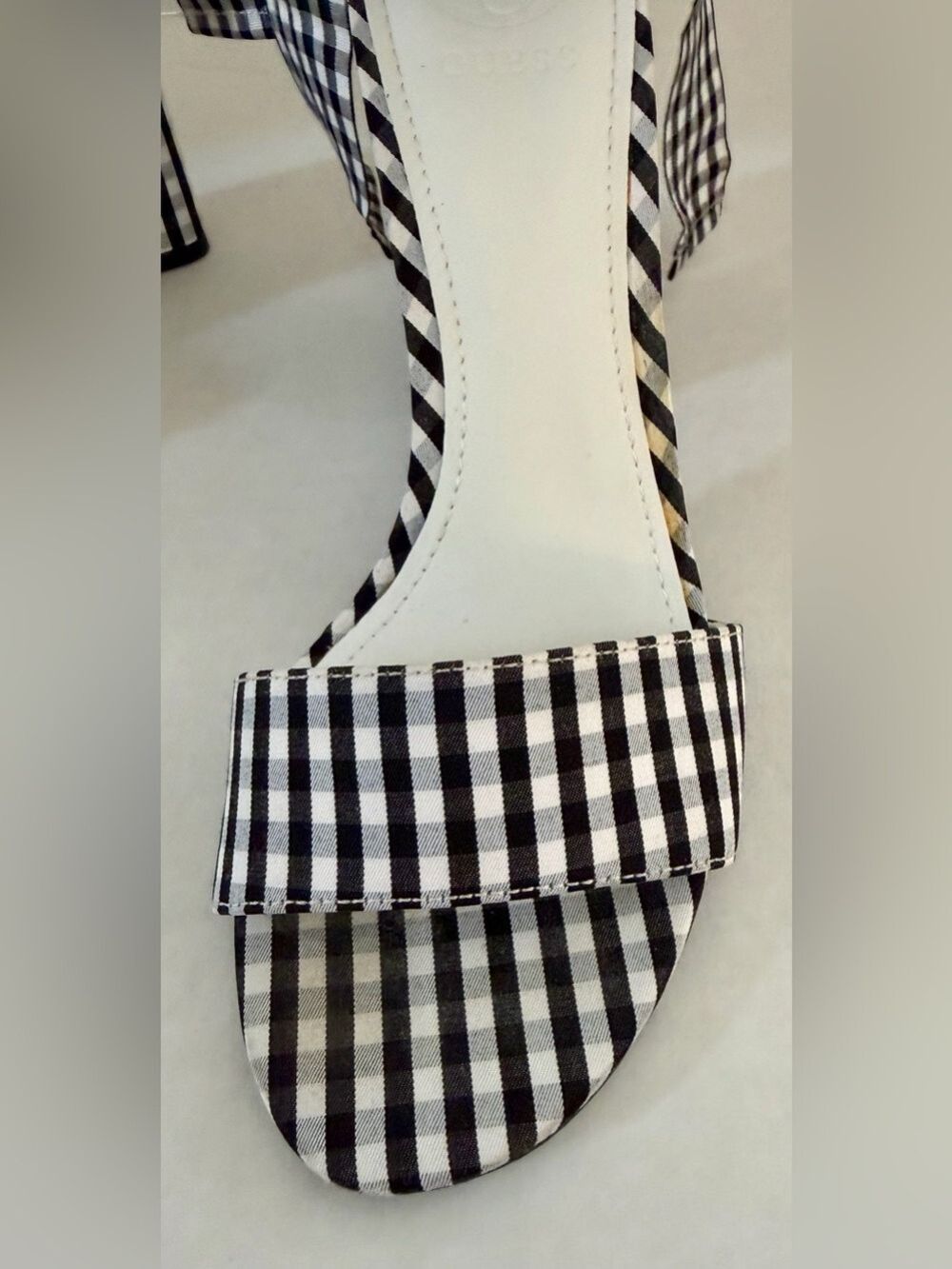 GUESS Allison Gingham Block Heel Sandals Size 7 With Box Excellent Condition - Picture 3 of 12
